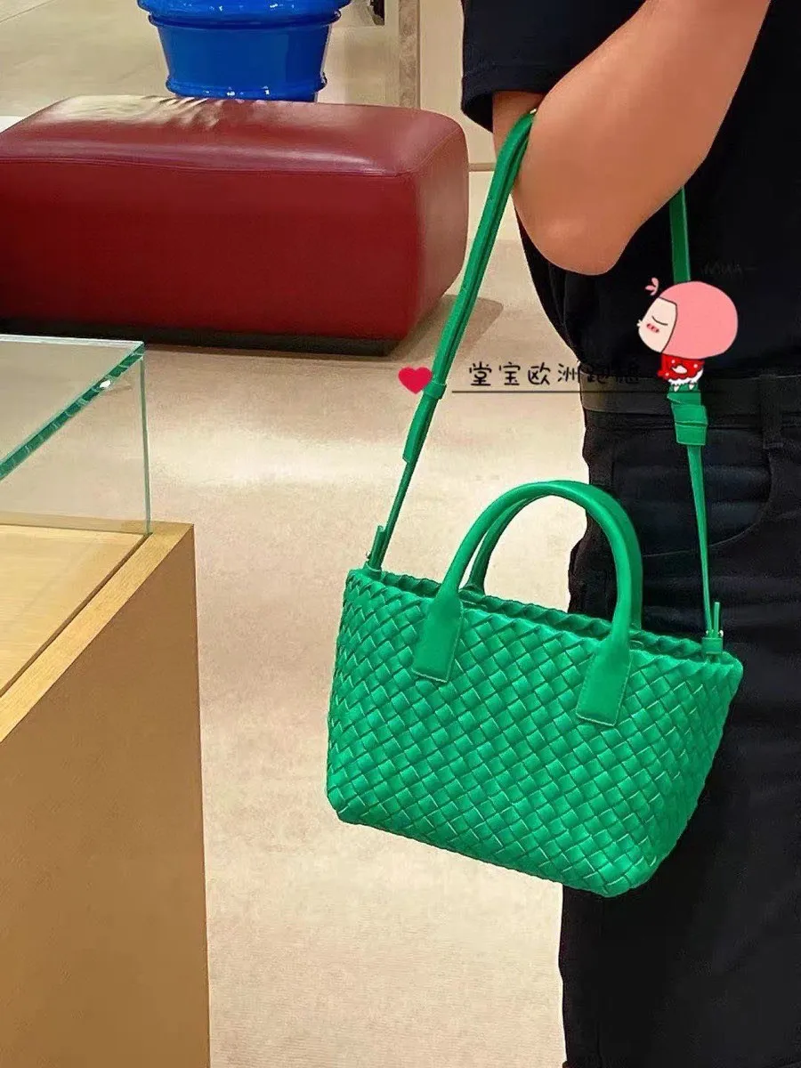 Mini and cute, even though it’s small, it can hold a tote vegetable basket—parrot green